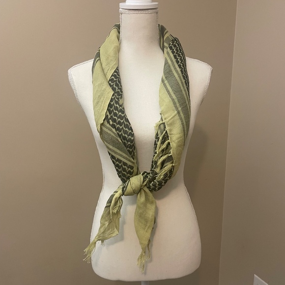 Large Tasseled Scarf Beige & Black Keffiyeh Head Wrap - Picture 4 of 5